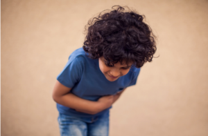 criança com obstipação infantil